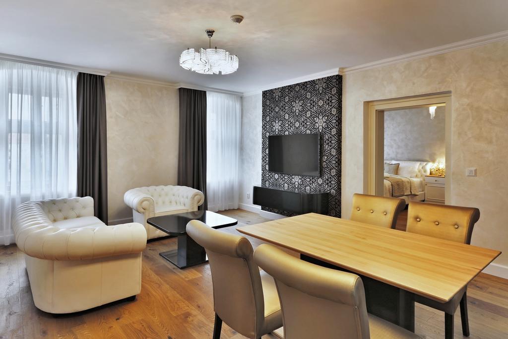 Wellness Hotel Republika 24 Apartments Plzen Exterior photo