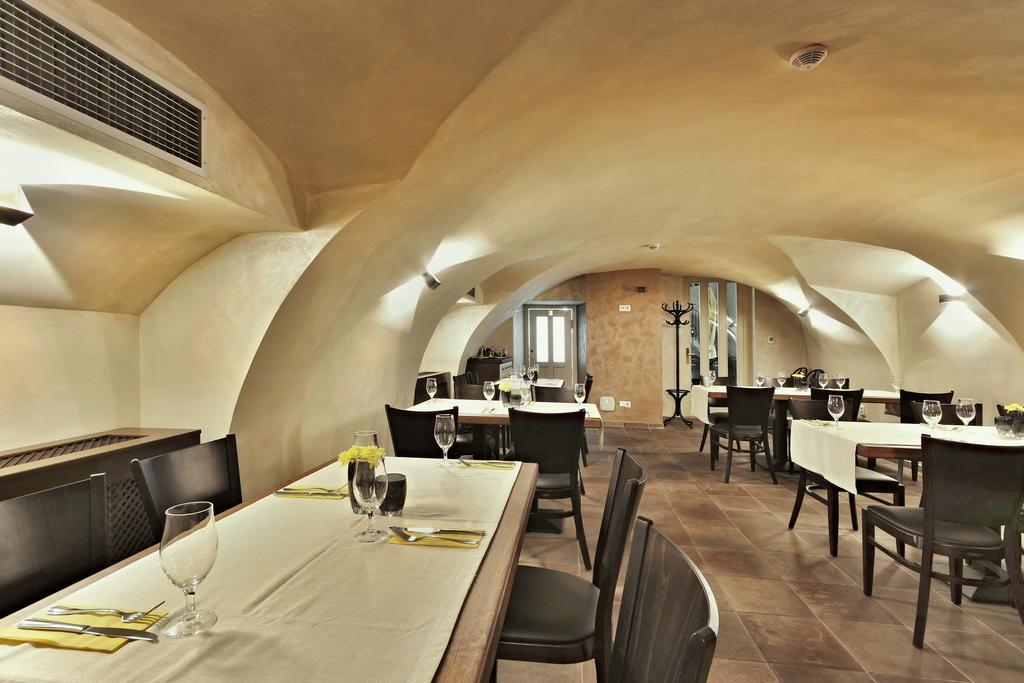Wellness Hotel Republika 24 Apartments Plzen Exterior photo